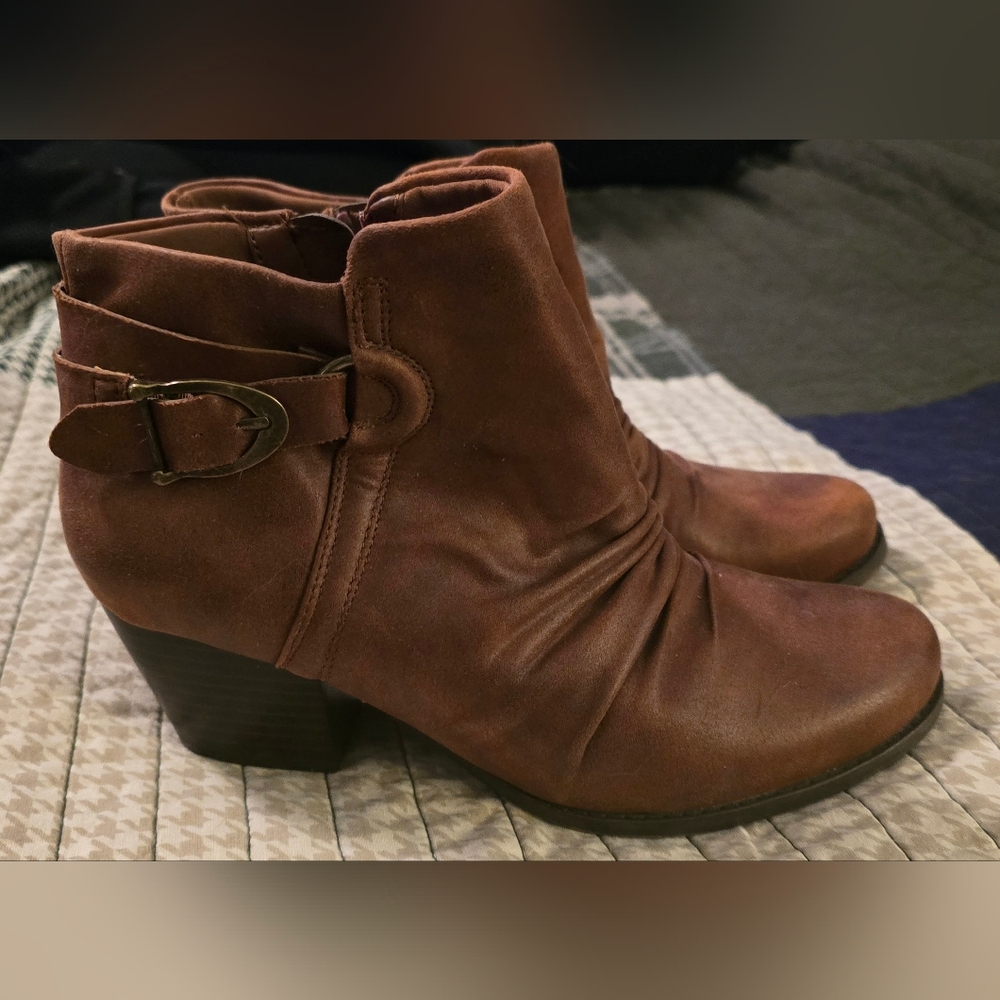 Wear Ever Extreme Comfort Women’s Brown Ankle Boots 8.5M Ruffled Side Zip.